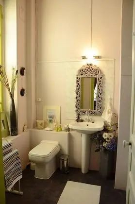 Comfort Tek Büyük Yataklı Oda, 1 Çift Kişilik Yatak, Küvet, Avlu (Iris)