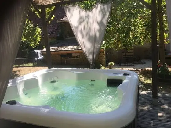 Kır Evi, Banyolu/Duşlu (La Grangette en Bourgogne)