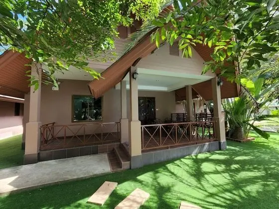 Bungalow 2 Bedrooms with Living Room (4 Adults)