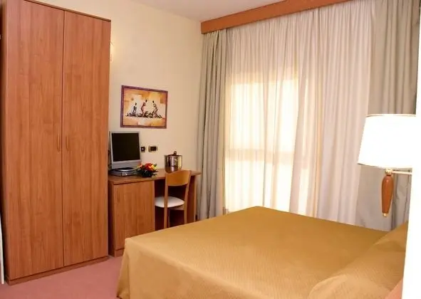 Büyük Yataklı Tek Kişilik Oda