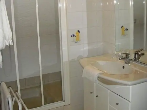 Tek Büyük Yataklı Oda, Banyolu/Duşlu, Bahçe Manzaralı (Chambre "Marine/Romantic")