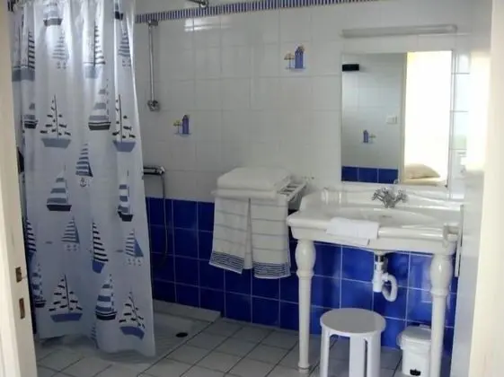 Tek Büyük Yataklı Oda, Banyolu/Duşlu, Bahçe Manzaralı (Chambre "Marine/Romantic")