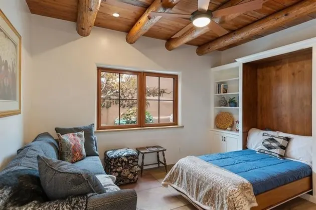 Ev (La Joya - Spacious and Historic Downt)