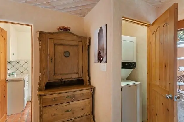 Ev (La Joya - Spacious and Historic Downt)