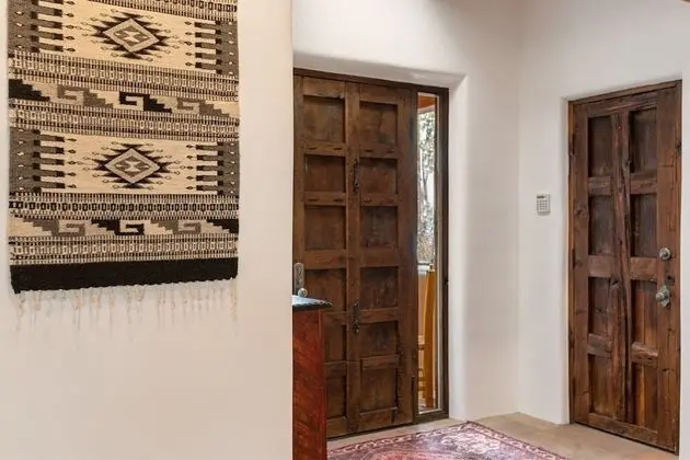 Ev (La Joya - Spacious and Historic Downt)