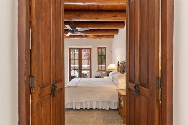 Ev (La Joya - Spacious and Historic Downt)