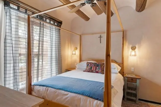 Ev (La Joya - Spacious and Historic Downt)