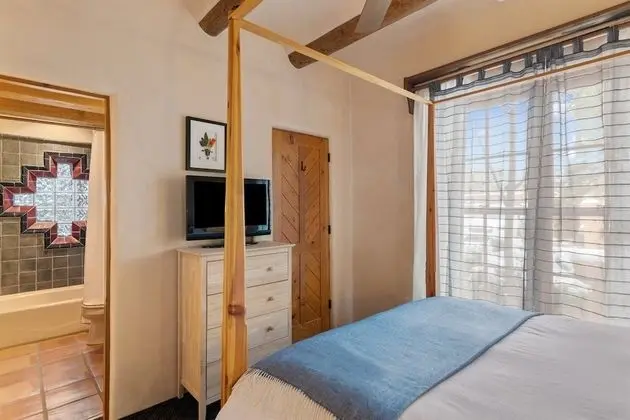 Ev (La Joya - Spacious and Historic Downt)
