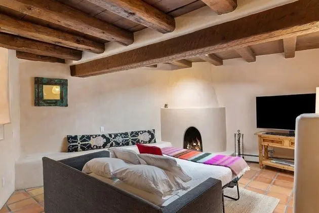 Ev (La Joya - Spacious and Historic Downt)