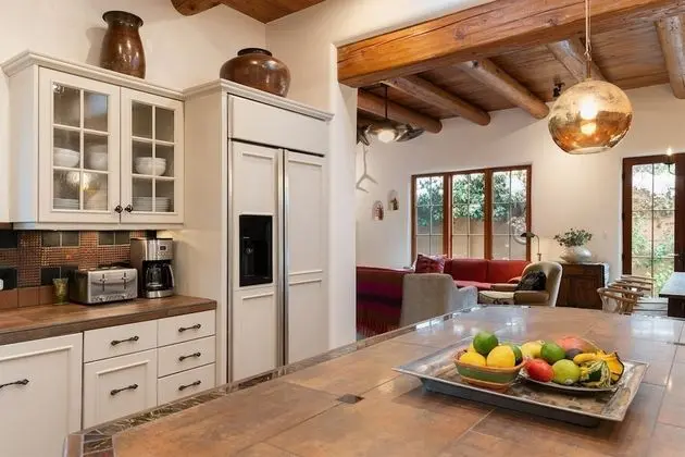 Ev (La Joya - Spacious and Historic Downt)