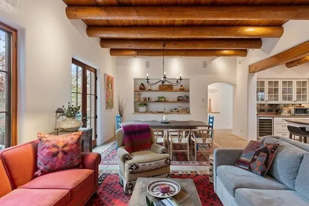 Ev (La Joya - Spacious and Historic Downt)