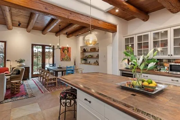 Ev (La Joya - Spacious and Historic Downt)
