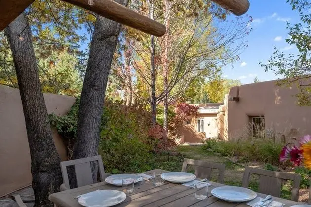 Ev (La Joya - Spacious and Historic Downt)