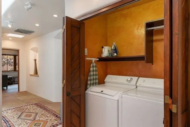Ev (La Joya - Spacious and Historic Downt)