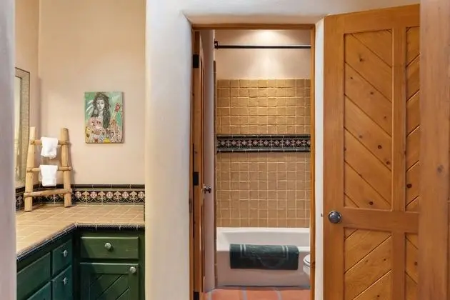 Ev (La Joya - Spacious and Historic Downt)