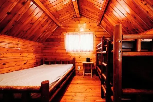 One-Room Rustic Cabin - Red