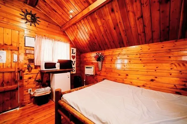 One-Room Rustic Cabin - Red