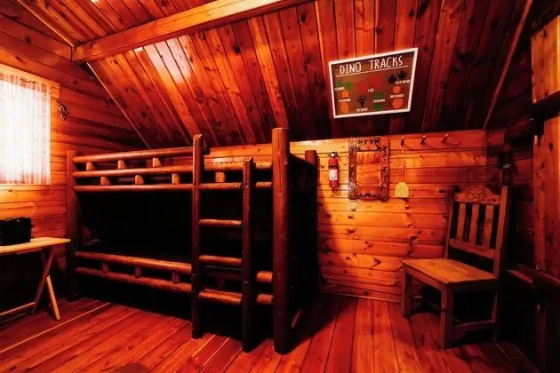 One-Room Rustic Cabin - Red
