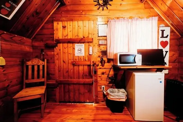One-Room Rustic Cabin - Red