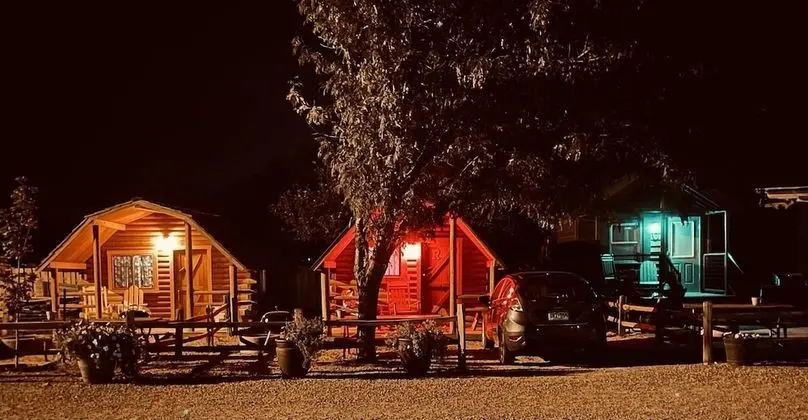 One-Room Rustic Cabin - Red