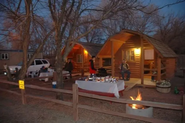 One-Room Rustic Cabin - Red