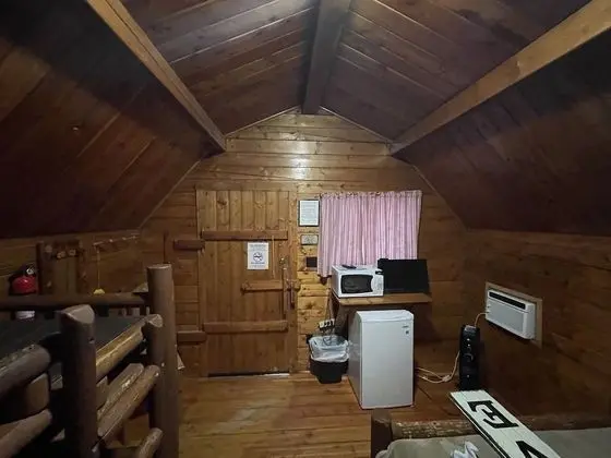 One-Room Rustic Cabin - Red