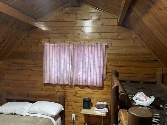 One-Room Rustic Cabin - Red