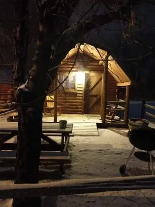 One-Room Rustic Cabin - Red