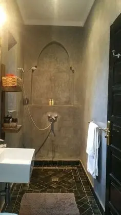 Deluxe Tek Büyük Yataklı Oda, Havuz Manzaralı