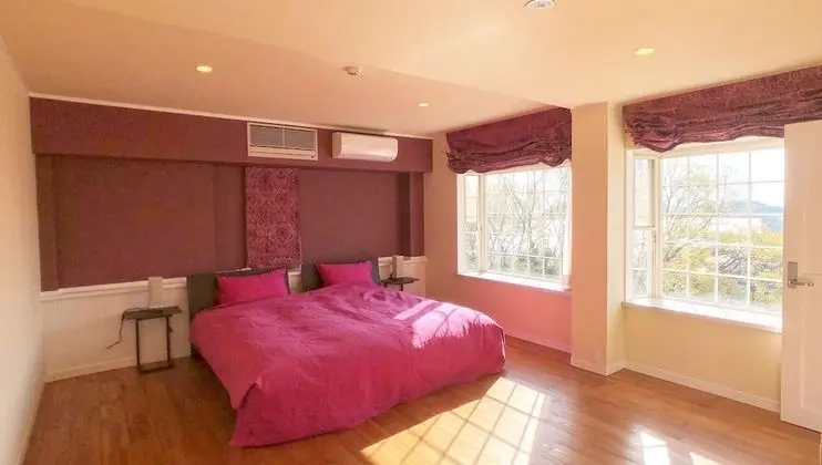 Dört Kişilik Oda, Sigara İçilmez, Okyanus Manzaralı (SHIN)