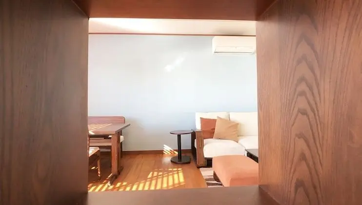 Dört Kişilik Oda, Sigara İçilmez, Okyanus Manzaralı (SHIN)