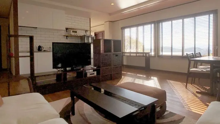 Dört Kişilik Oda, Sigara İçilmez, Okyanus Manzaralı (SHIN)