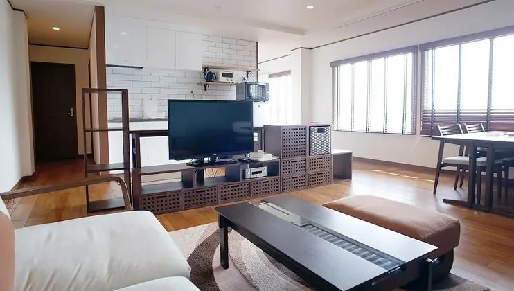 Dört Kişilik Oda, Sigara İçilmez, Okyanus Manzaralı (SHIN)