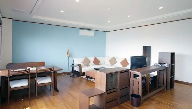 Dört Kişilik Oda, Sigara İçilmez, Okyanus Manzaralı (SHIN)