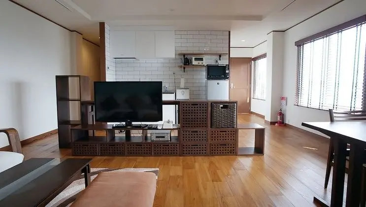 Dört Kişilik Oda, Sigara İçilmez, Okyanus Manzaralı (SHIN)