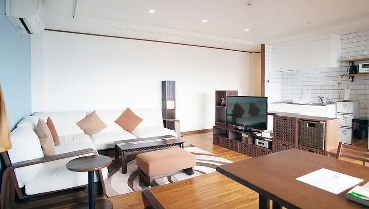 Dört Kişilik Oda, Sigara İçilmez, Okyanus Manzaralı (SHIN)