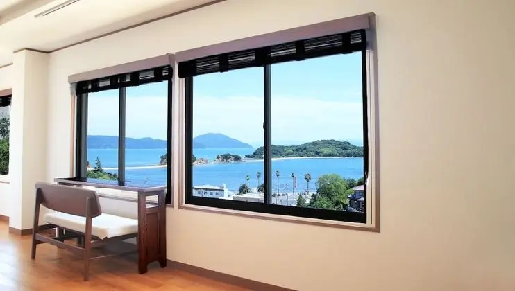 Dört Kişilik Oda, Sigara İçilmez, Okyanus Manzaralı (SHIN)