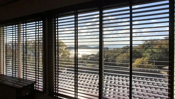 Dört Kişilik Oda, Sigara İçilmez, Okyanus Manzaralı (SHIN)