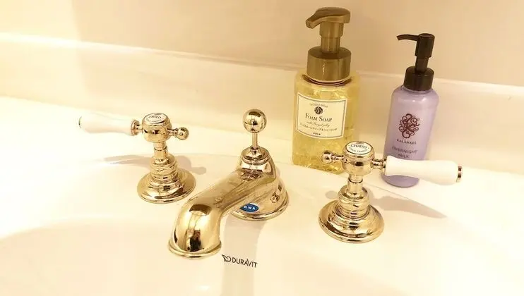 Dört Kişilik Oda, Sigara İçilmez, Okyanus Manzaralı (SHIN)