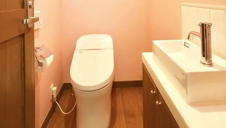 Dört Kişilik Oda, Sigara İçilmez, Okyanus Manzaralı (SHIN)