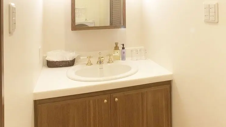 Dört Kişilik Oda, Sigara İçilmez, Okyanus Manzaralı (SHIN)