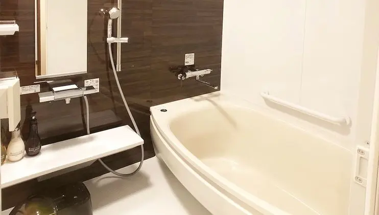 Dört Kişilik Oda, Sigara İçilmez, Okyanus Manzaralı (SHIN)