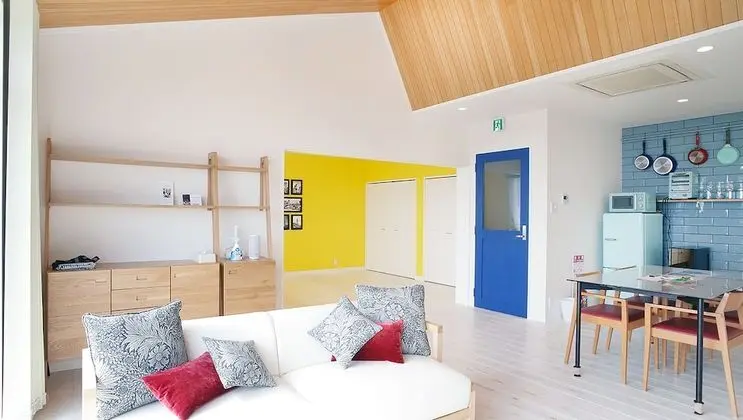 Dört Kişilik Oda, Sigara İçilmez, Okyanus Manzaralı (TEN)