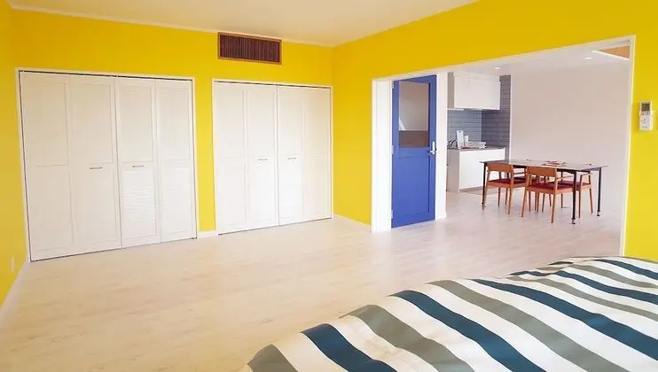 Dört Kişilik Oda, Sigara İçilmez, Okyanus Manzaralı (TEN)