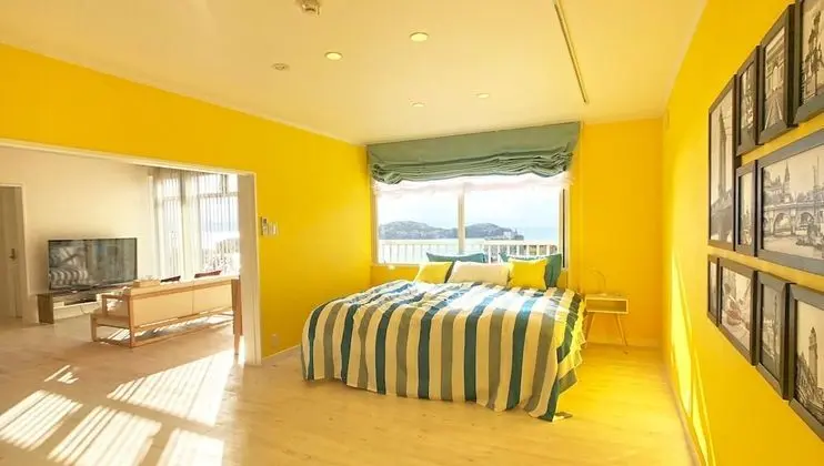 Dört Kişilik Oda, Sigara İçilmez, Okyanus Manzaralı (TEN)