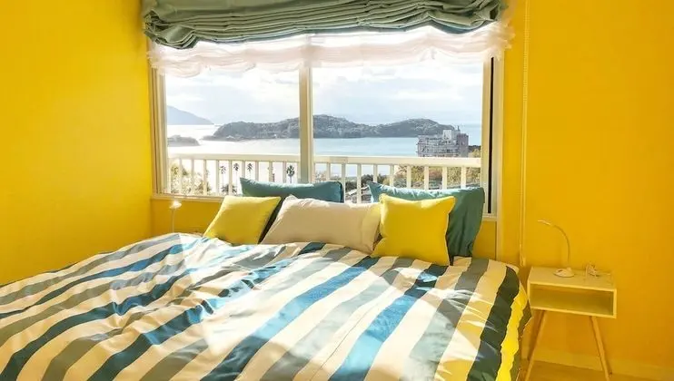 Dört Kişilik Oda, Sigara İçilmez, Okyanus Manzaralı (TEN)