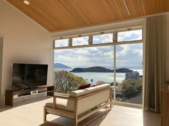 Dört Kişilik Oda, Sigara İçilmez, Okyanus Manzaralı (TEN)