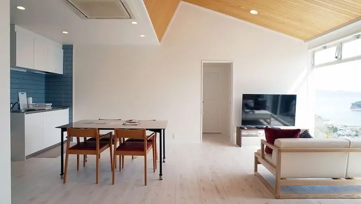 Dört Kişilik Oda, Sigara İçilmez, Okyanus Manzaralı (TEN)