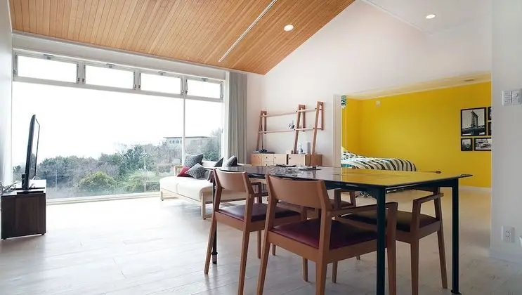 Dört Kişilik Oda, Sigara İçilmez, Okyanus Manzaralı (TEN)