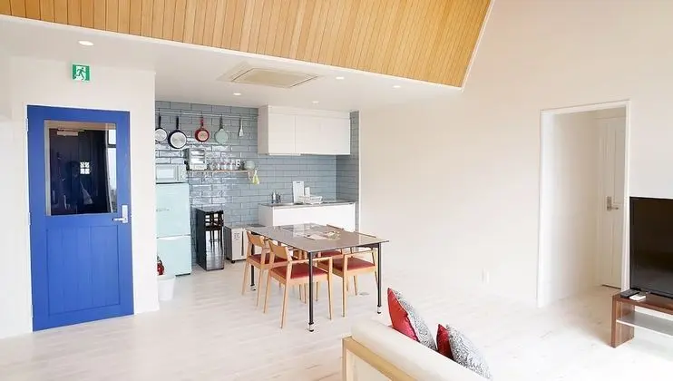 Dört Kişilik Oda, Sigara İçilmez, Okyanus Manzaralı (TEN)